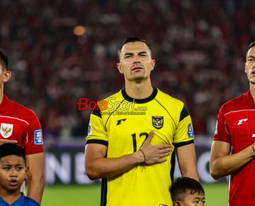 Kiper Timnas Indonesia, Emil Audero (tengah), sedang menyanyikan lagu Indonesia Raya di Stadion Utama Gelora Bung Karno, Senayan, Jakarta, Kamis (5/6/2025).