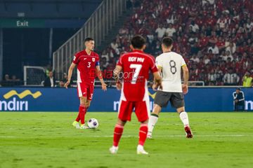 Jay Idzes (kiri) sedang menguasai bola saat bertanding dalam laga babak penyisihan Grup C Kualifikasi Piala Dunia 2026 zona Asia antara Timnas Indonesia versus Timnas China di Stadion Utama Gelora Bung Karno, Senayan, Jakarta, Kamis (5/6/2025).
