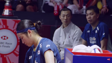 Pelatih sektor tunggal Korea Selatan asal Indonesia, Rony Agustinus (paling kanan), menyaksikan An Se-young yang mendapat perawatan saat tampil di laga semifinal Indonesia Open 2025.
