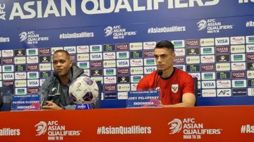 Pelatih timnas Indonesia, Patrick Kluivert dan pemain Joey Pelupessy, saat memberikan keterangan kepada media jelang melawan Jepang, Senin (9/6/2025).