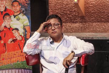 Direktur Persija Jakarta, Mohamad Prapanca, sedang memberikan keterangan kepada awak media di Garuda Arena Sarinah, Gambir, Jakarta, Kamis (12/6/2025).