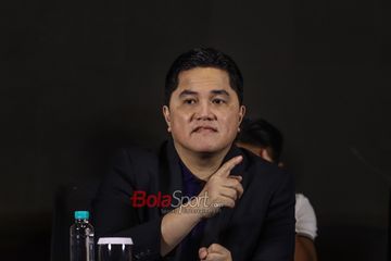 Ketua Umum PSSI, Erick Thohir, sedang memberikan keterangan kepada awak media di Menara Danareksa, Gambir, Jakarta, Jumat (13/6/2025).