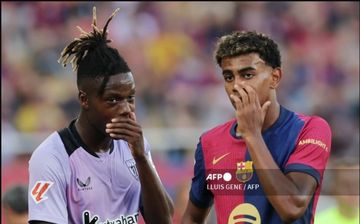 Nico Williams (kiri) saat berduel dengan Lamine Yamal di laga Barcelona vs Athletic Bilbao (24/8/2025). Nico punya kans gabung Yamal di Barca pada bursa transfer musim panas 2025.