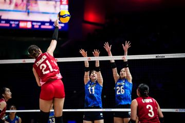 Outside hitter timnas voli putri Thailand, Thanacha Sooksod, melepaskan spike saat menghadapi Jepang pada laga pertama pekan kedua VNL 2025, Rabu, 18 Juni 2025