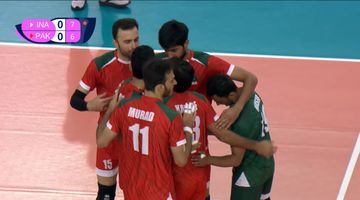 Timnas voli putra Pakistan saat menghadapi Indonesia pada perempat final AVC Nations Cup 2025 di Isa bin Rashid Hall, Isa Town, Bahrain, Sabtu (21/6/2025).