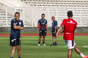 Kepala Pemandu Bakat Timnas Indonesia, Simon Tahamata (kanan) dan Zulkifli Syukur (kiri) selaku Asisten Pelatih Timnas U-23 Indonesia di Stadion Madya, Senayan, Jakarta, Senin (23/6/2025).