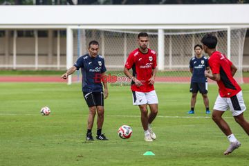 Pelatih Timnas U-23 Indonesia, Gerald Vanenburg (kiri), sedang memberikan intruksi kepada pemainnya bernama Jens Raven (kanan) saat berlatih di Stadion Madya, Senayan, Jakarta, Senin (23/6/2025).