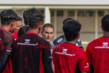 Pelatih Timnas U-23 Indonesia, Gerald Vanenburg, sedang memberikan intruksi kepada para pemainnya saat berlatih di Stadion Madya, Senayan, Jakarta, Senin (23/6/2025).