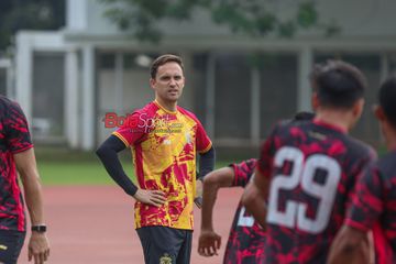 Pelatih Bhayangkara Presisi Lampung FC, Paul Munster, sedang memantau para pemainnya berlatih di Stadion Madya, Senayan, Jakarta, Jumat (27/6/2025).