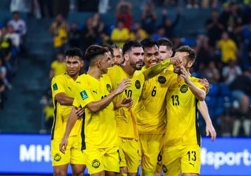 Para pemain Timnas Malaysia selebrasi seusai menghancurkan Vietnam dalam Kualifikasi Piala Asia 2027 di Stadion Bukit Jalil, Kuala Lumpur, 10 Juni 2025.
