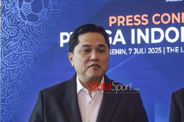 Ketua Umum PSSI, Erick Thohir, sedang memberikan keterangan kepada awak media di Hotel Langham, Senayan, Jakarta, Senin (7/7/2025).