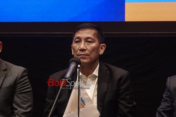 Direktur Utama PT LIB (Liga Indonesia Baru), Ferry Paulus, sedang memberikan keterangan kepada awak media di Hotel Langham, Senayan, Jakarta, Senin (7/7/2025).