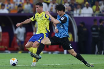 Kota Takai (kanan) merebut bola dari kaki Cristiano Ronaldo dalam laga Kawasaki Frontale vs Al Nassr di Liga Champions Asia (30/4/2025).