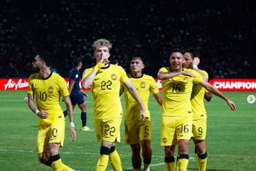 Penyerang Timnas U-23 Malaysia Fergus Tierney (kedua dari kiri).