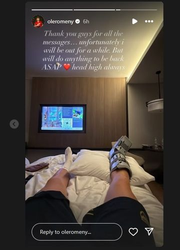 Kaki Ole Romeny dibebat sepatu pelindung.