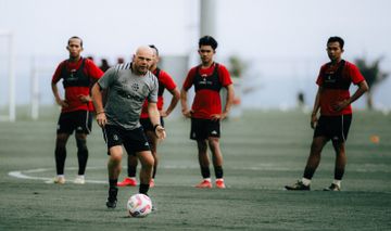 Pelatih Bali United Johnny Jansen saat memimpin latihan skuad Serdadu Tridatu.