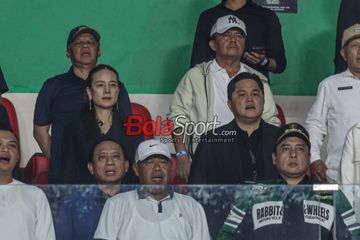 Ketua Umum PSSI, Erick Thohir (kanan) dan Ketua Federasi Sepak Bola Thailand (FAT), Nualphan Lamsam alias Madam Pang (kiri), menonton laga Final Piala Presiden 2025 antara Oxford United versus Port FC di Stadion Si Jalak Harupat, Bandung, Jawa Barat, Minggu (13/7/2025).