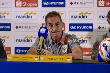 Pelatih Timnas U-23 Indonesia, Gerald Vanenburg, sedang memberikan keterangan kepada awak media di Media Center Stadion Utama Gelora Bung Karno, Senayan, Jakarta, Senin (14/7/2025).