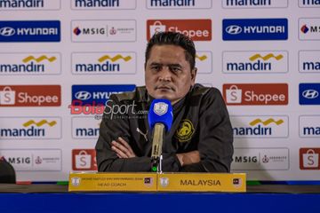 Pelatih Timnas U-23 Malaysia, Mohd Nafuzi Bin Muhammad Zain, sedang memberikan keterangan kepada awak media di Media Center Stadion Utama Gelora Bung Karno, Senayan, Jakarta, Senin (14/7/2025).