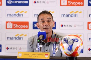 Pelatih Timnas U-23 Indonesia, Gerald Vanenburg, sedang memberikan keterangan kepada awak media di Media Center Stadion Utama Gelora Bung Karno, Senayan, Jakarta, Selasa (15/7/2025).