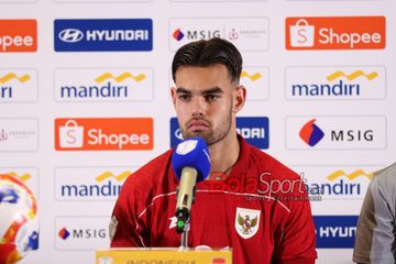 Penyerang Timnas U-23 Indonesia, Jens Raven, sedang memberikan keterangan kepada awak media di Media Center Stadion Utama Gelora Bung Karno, Senayan, Jakarta, Selasa (15/7/2025).