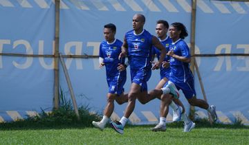 Pemain Persib Bandung saat menjalani sesi latihan fisik, Selasa (15/7/2025).