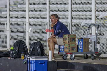 Asisten Pelatih Timnas Indonesia, Alex Pastoor (kiri), sedang memantau latihan Timnas U-23 Indonesia di Stadion Madya, Senayan, Jakarta, Kamis (17/7/2025).