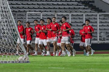 (Dari kiri ke kanan) Dony Tri Pamungkas, Rayhan Hannan, Muhammad Ferarri, Kadek Arel, Kakang Rudianto, Jens Raven, Brandon Scheunemann, hingga Hokky Caraka berlatih bersama Timnas U-23 Indonesia