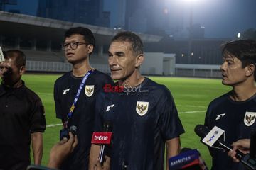 Pelatih Timnas U-23 Indonesia, Gerald Vanenburg, sedang memberikan keterangan kepada awak media di Stadion Madya, Senayan, Jakarta, Kamis (17/7/2025).