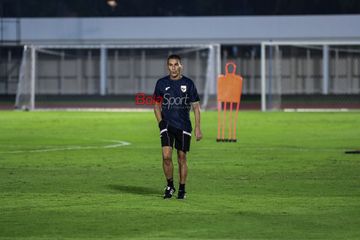 Pelatih Timnas U-23 Indonesia, Gerald Vanenburg, sedang memantau para pemainnya berlatih di Stadion Madya, Senayan, Jakarta, Kamis (17/7/2025).
