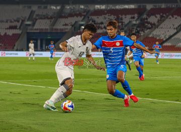 Hokky Caraka (kiri) sedang menguasai bola dan dibayangi Bryan Ezekiel Villaneuva (kanan) dalam laga babak penyisihan Grup A Piala AFF U-23 2025 antara Timnas U-23 Indonesia versus Timnas U-23 Filipina di Stadion Utama Gelora Bung Karno, Senayan, Jakarta, Jumat (18/7/2025).