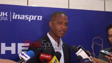 Pelatih Timnas Indonesia, Patrick Kluivert, sedang memberikan keterangan kepada awak media di Jakarta International Stadium, Jakarta Utara, Jumat (18/7/2025) pagi.