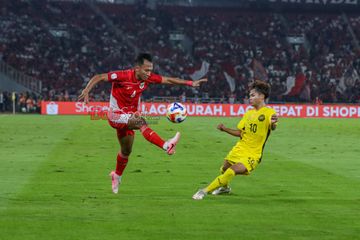 Robi Darwis (kiri) sedang berusaha melewati Mohammad Haykal Danish Bin Mohd Haizon  (kanan) dalam laga babak penyisihan Grup A Piala AFF U-23 2025 antara Timnas U-23 Indonesia versus Timnas U-23 Malaysia di Stadion Utama Gelora Bung Karno, Senayan, Jakarta, Senin (21/7/2025).