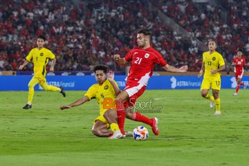 Muhammad Shafizan Bin Mohamad Arshad (kiri) sedang menekel bola yang dikuasai Jens Raven (kanan) dalam laga babak penyisihan Grup A Piala AFF U-23 2025 antara Timnas U-23 Indonesia versus Timnas U-23 Malaysia di Stadion Utama Gelora Bung Karno, Senayan, Jakarta, Senin (21/7/2025).