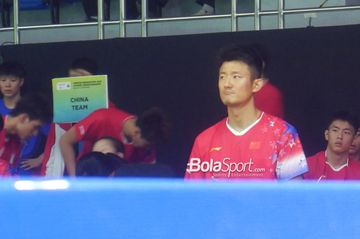 Ekspresi legenda bulu tangkis, Chen Long, saat mendampingi tim China di laga perempat final beregu campuran Kejuaraan Asia Junior 2025 di Surakarta, Jawa Tengah, 21 Juli 2025.