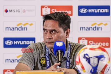 Pelatih Timnas U-23 Malaysia, Mohd Nafuzi Bin Muhammad Zain, sedang memberikan keterangan kepada awak media di Media Center Stadion Utama Gelora Bung Karno, Senayan, Jakarta, Selasa (22/7/2025).