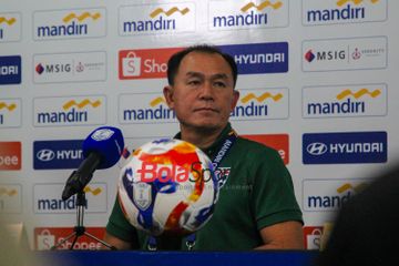 Pelatih Timnas U-23 Thailand Thawatchai Damrong-Ongtrakul saat melakukan jumpa pers di Stadion Patriot Chandrabhaga, Kota Bekasi, Selasa (22/7/2025). 