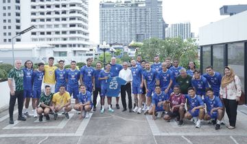 Duta Besar Republik Indonesia untuk Kerajaan Thailand, Rachmat Budiman, mengunjungi skuad Persib di Thailand.