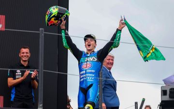 Pembalap Italtrans Racing, Diogo Moreira, merayakan kemenangan pada balapan Moto2 Belanda di Sirkuit Assen, Assen, Belanda, 29 Juni 2025.