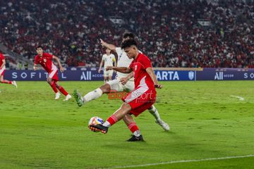 Hokky Caraka (depan) sedang menendang bola dalam laga Semifinal Piala AFF U-23 2025 antara Timnas U-23 Indonesia versus Timnas U-23 Thailand di Stadion Utama Gelora Bung Karno (SUGBK), Jakarta, Jumat (25/7/2025). 
