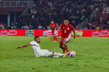 Rayhan Hannan (kanan) sedang menguasai bola dalam laga Semifinal Piala AFF U-23 2025 antara Timnas U-23 Indonesia versus Timnas U-23 Thailand di Stadion Utama Gelora Bung Karno (SUGBK), Jakarta, Jumat (25/7/2025). 