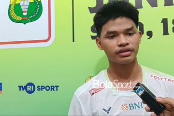 Tunggal putra Indonesia, Fardhan Rainanda Joe, berbicara di mixed zone setelah memenangi laga perempat final Kejuaraan Asia Junior 2025 di Surakarta, Jawa Tengah, 25 Juli 2025. 