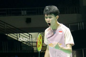 Tunggal putra Indonesia, Richie Duta Richardo, saat menghadapi Luo Jing Yu dari China pada perempat final Kejuaraan Asia Junior 2025 di Surakarta, Jawa Tengah, 25 Juli 2025.