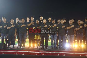 Menteri Pemuda dan Olahraga Republik Indonesia, Dito Ariotedjo dan Kepala Kepolisian Republik Indonesia, Listyo Sigit Prabowo, saat hadir dalam peluncuran tim Bhayangkara Presisi Lampung FC di Stadion Sumpah Pemuda, Lampung, Senin (28/7/2025).