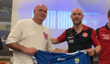 Pelatih Persib Bandung, Bojan Hodak (kiri), dan pelatih Western Sydney Wanderers Nahuel Arrarte, sedang berfoto bersama sebelum laga uji coba, Jumat (1/78/2025).