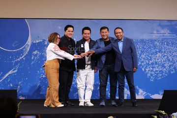 (Dari kiri ke kanan) Harsiwi Achmad (Direktur SCM), Erick Thohir (Ketua Umum PSSI), Hery Gunardi (Direktur Utama BRI), Ferry Paulus (Direktur Utama I.League), dan Zainudin Amali (Wakil Ketua Umum PSSI) sedang foto bersama di Studio Emtek, Senayan, Jakarta, Minggu (3/8/2025).