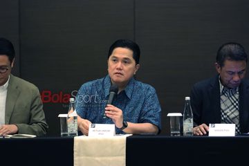 Ketua Umum PSSI, Erick Thohir,  sedang memberikan keterangan kepada awak media di Hotel Fairmont, Senayan, Jakarta, Rabu (6/8/2025).