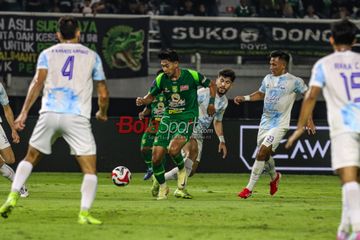 Suasana laga pekan pertama Super League 2025/2026 antara Persebaya Surabaya versus PSIM Yogyakarta di Stadion Gelora Bung Tomo, Surabaya, Jawa Timur, Jumat (8/8/2025) malam.