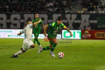 Suasana laga pekan pertama Super League 2025/2026 antara Persebaya Surabaya versus PSIM Yogyakarta di Stadion Gelora Bung Tomo, Surabaya, Jawa Timur, Jumat (8/8/2025) malam.