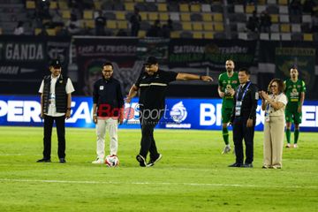 Suasana laga pembukaan Super League 2025/2026 di Stadion Gelora Bung Tomo, Surabaya, Jawa Timur, Jumat (8/8/2025) malam.